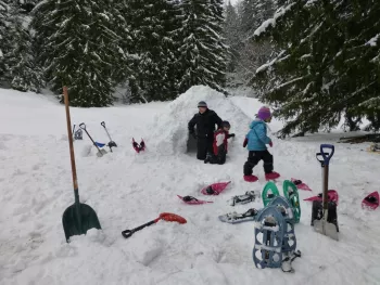 Petit Trappeur construction d'igloo.